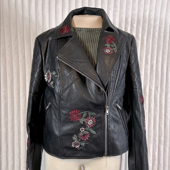 BB Dakota Jackets & Blazers - BB Dakota floral embroidered faux leather Moto style jacket, size large